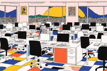 Leeres Großraumbüro mit Schreibtischreihen und Stadtpanorama – Sinnbild für Entlassungswellen und organisatorische Transformation.